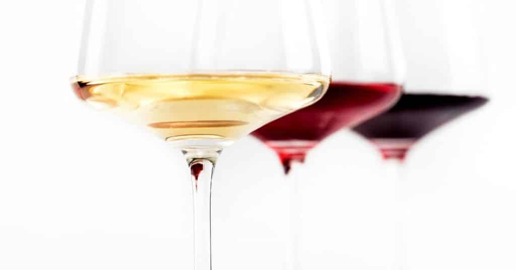 Verre à eau et à vin : différences, similitudes et étiquette - Monouso Blog