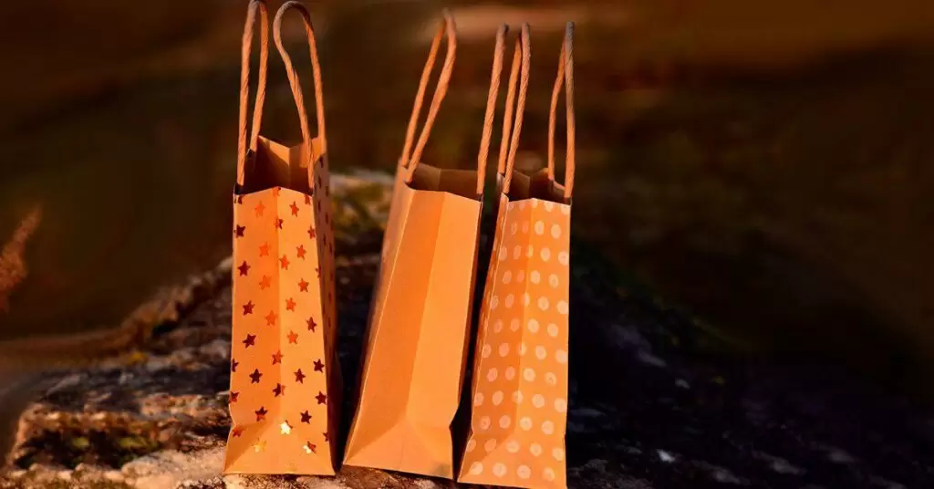 Cómo usar bolsas de papel para regalo