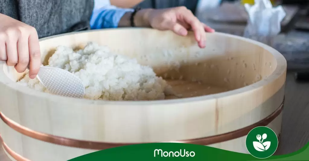 Hacer arroz en vaporera de bambú