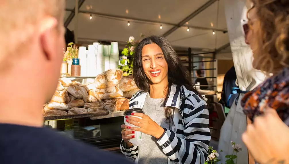 Catering de festival, cola en puesto de bocatas y bebidas