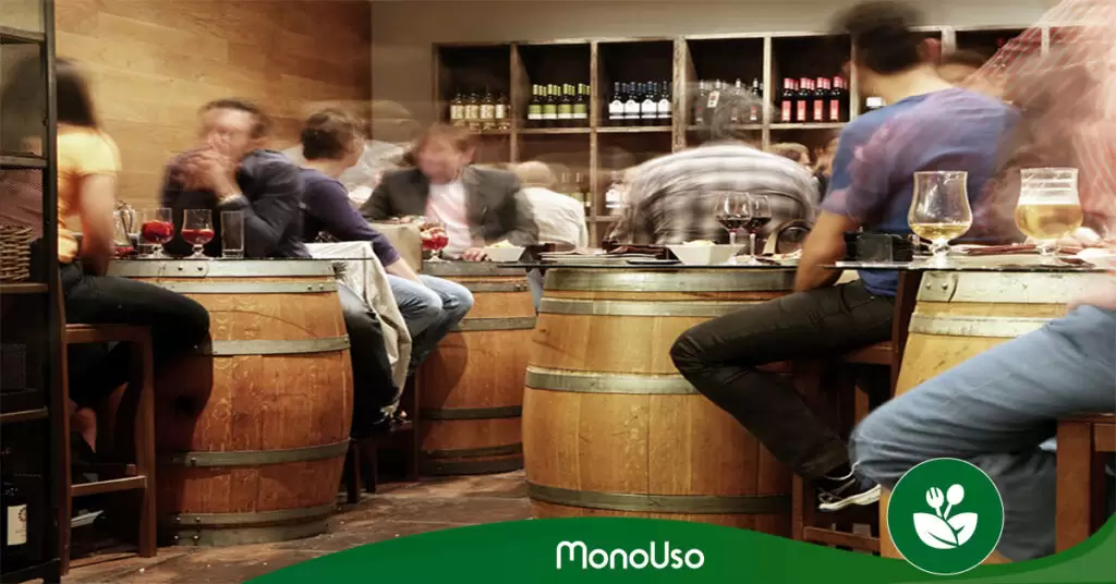 Personas sentadas en bar de tapas