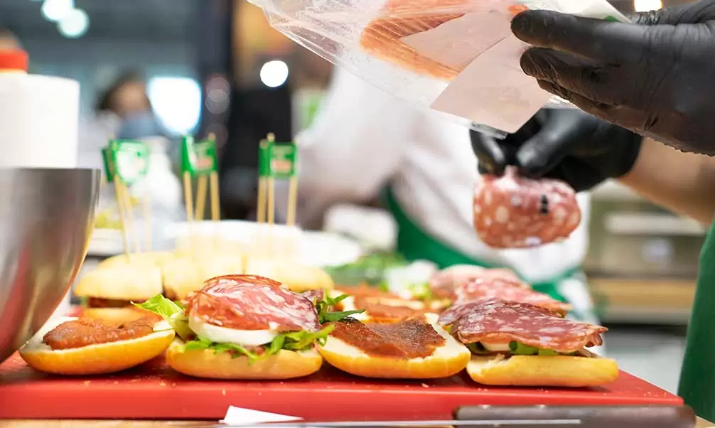 Preparación bocadillos en bar bocadillos sin cocina